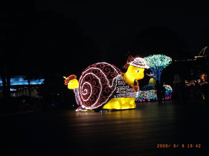 東瀛留學日記之再遊迪士尼樂園(09.6.9):這隻蝸牛花車會向群眾敬禮