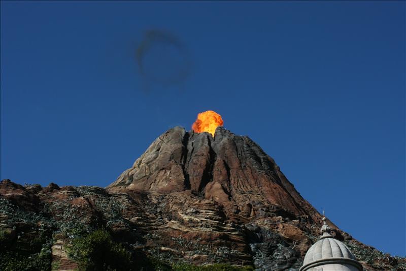 東瀛留學日記之東京行(2008.12.15迪士尼海洋):火山開始爆發，看到火焰沒？