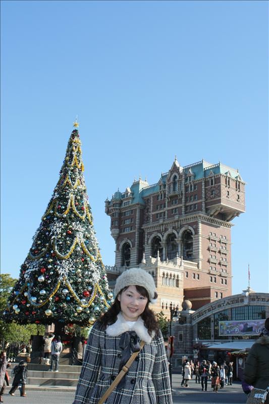 東瀛留學日記之東京行(2008.12.15迪士尼海洋):「驚魂古塔」前有顆大聖誕樹