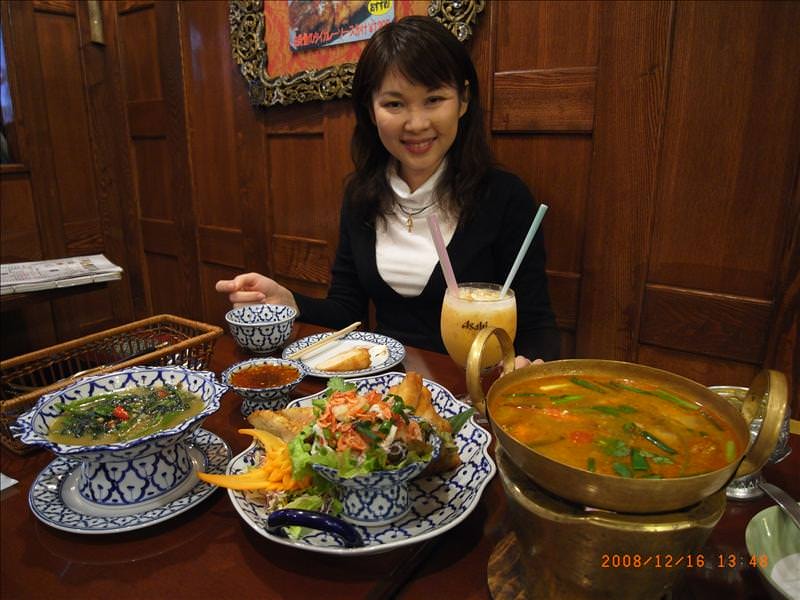 東瀛留學日記之東京行(2008.12.16 泰國料理&台場):這麼多道料理上桌，丸子的表情越來越樂