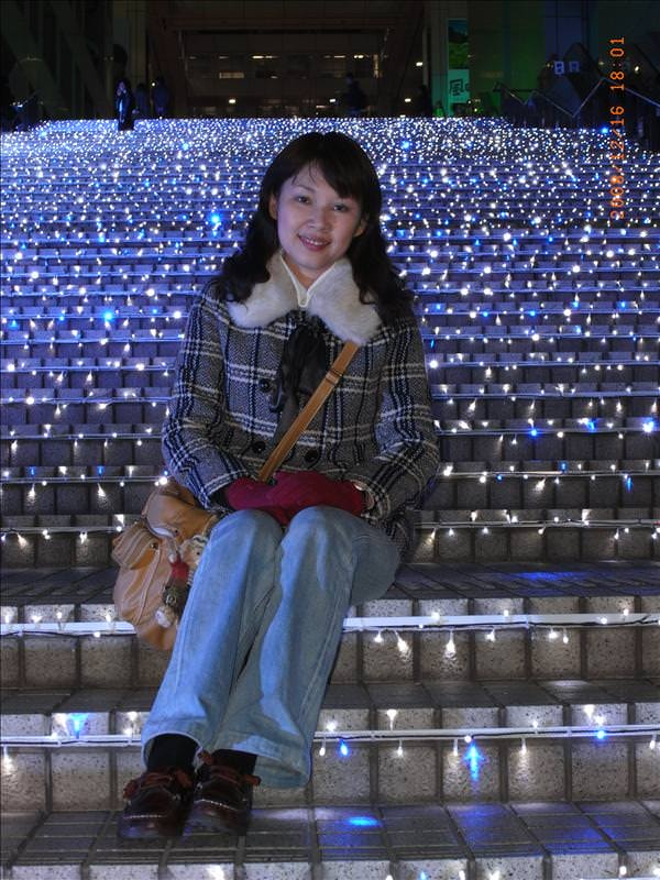 東瀛留學日記之東京行(2008.12.16 泰國料理&台場):藍燈階梯很浪漫，只是藍燈中丸子臉色像不像阿飄呀？=.=&#...