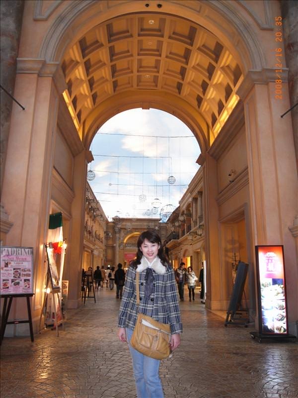 東瀛留學日記之東京行(2008.12.16 泰國料理&台場):離開前在拱門前留影