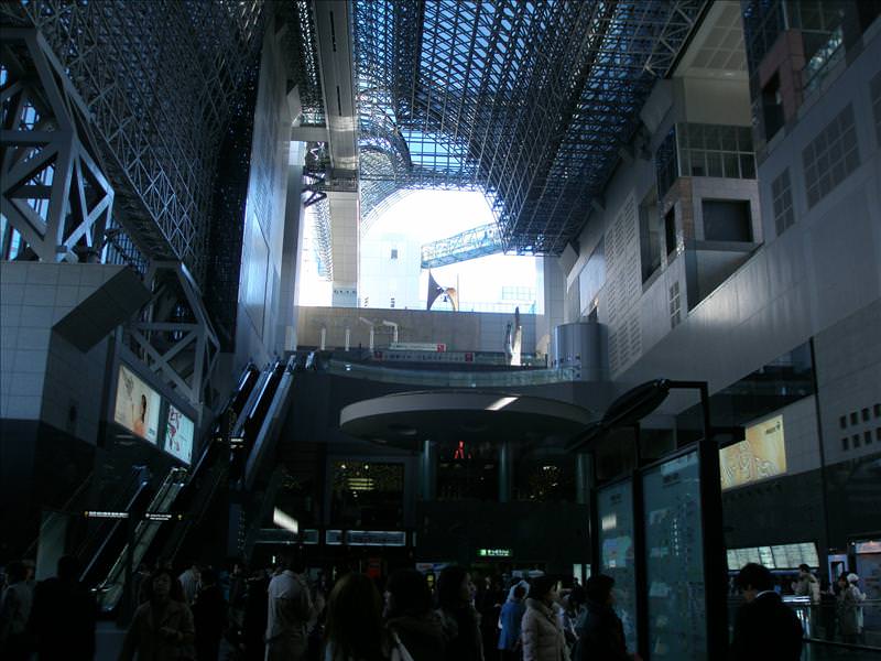 東瀛留學日記之京都嵐山賞楓(2008.12.1):到了京都車站，古老的都市卻有個極現代化的車站建築