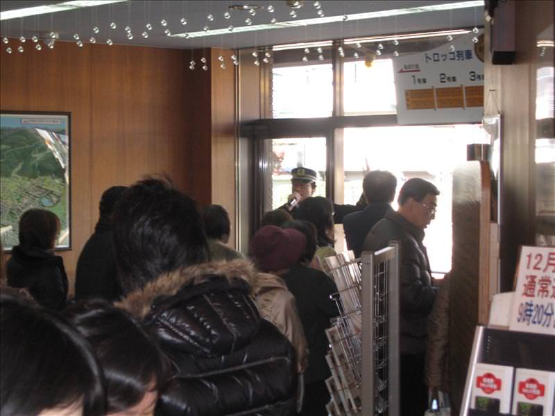 東瀛留學日記之京都嵐山賞楓(2008.12.1):我們只買到傍晚時間發車的票，傍晚天色已暗無緣看到日間紅楓美...