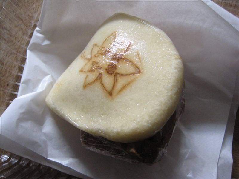 東瀛留學日記之京都嵐山賞楓(2008.12.1):玩之前先吃個東西餵飽肚子，這個號稱嵐山特產很像台灣的卦包