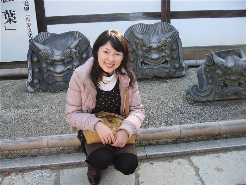 東瀛留學日記之京都嵐山賞楓(2008.12.1):丸子背後是鬼頭雕刻的屋帽