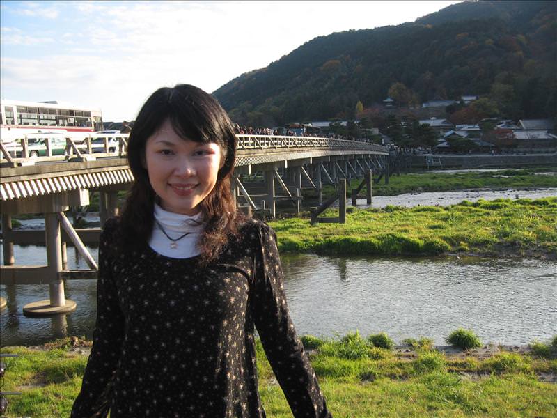 東瀛留學日記之京都嵐山賞楓(2008.12.1):先拍一張紀念照，典型的觀光客