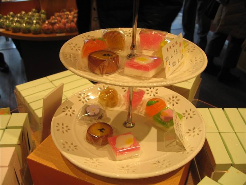 東瀛留學日記之京都嵐山賞楓(2008.12.1):逛土產店是必備行程，這家店的軟糖很精緻