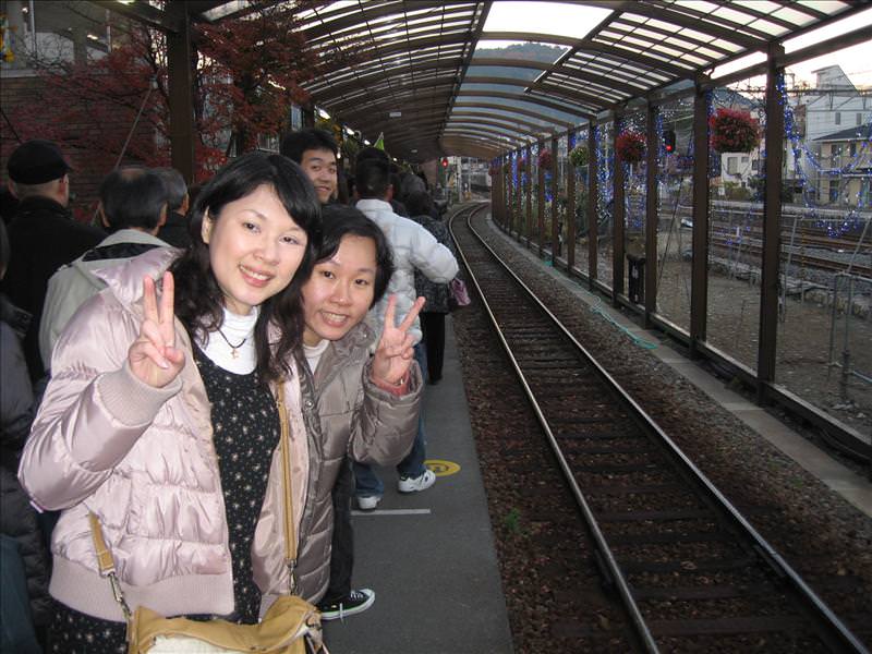 東瀛留學日記之京都嵐山賞楓(2008.12.1):等著火車來，月台很小，人爆多