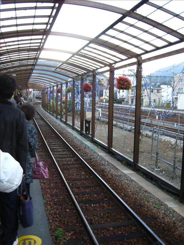 東瀛留學日記之京都嵐山賞楓(2008.12.1):火車進站了