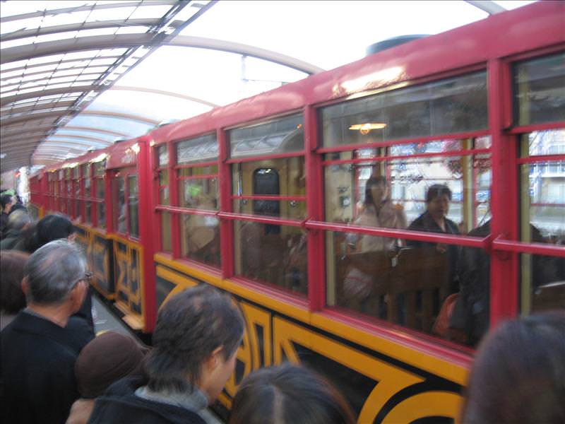 東瀛留學日記之京都嵐山賞楓(2008.12.1):跟特別車廂，就是完全鏤空沒有車窗的車廂