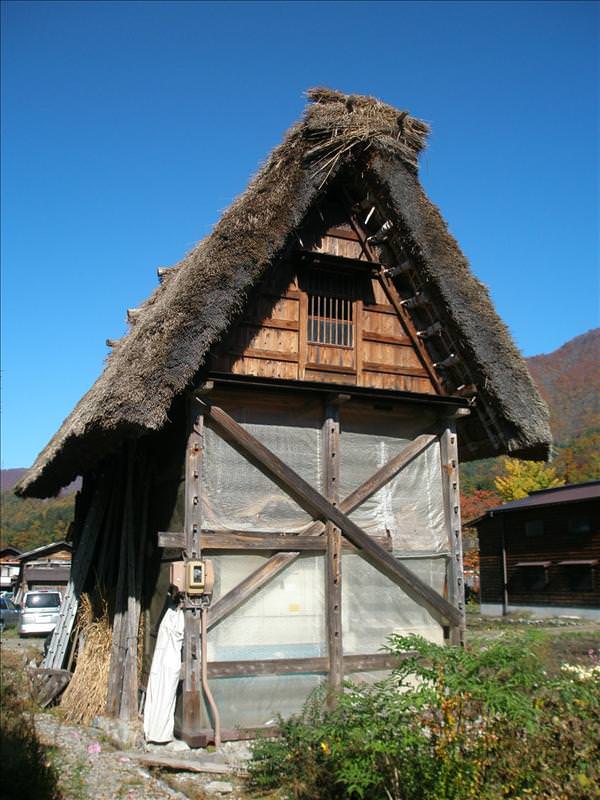 東瀛留學日記之又見合掌村高山古街(2008.11.5-6):這棟建築很像用來當倉庫的