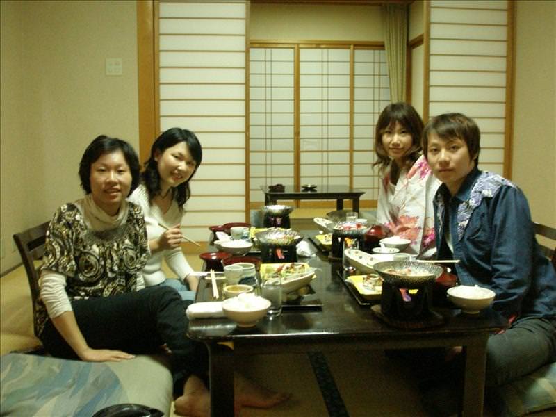 東瀛留學日記之又見合掌村高山古街(2008.11.5-6):今晚的房間，隔壁房的朋友來跟我們用餐