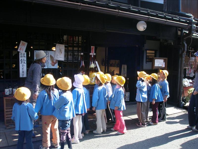 東瀛留學日記之又見合掌村高山古街(2008.11.5-6):一群遠足的小朋友聆聽老師的解說米酒製作過程