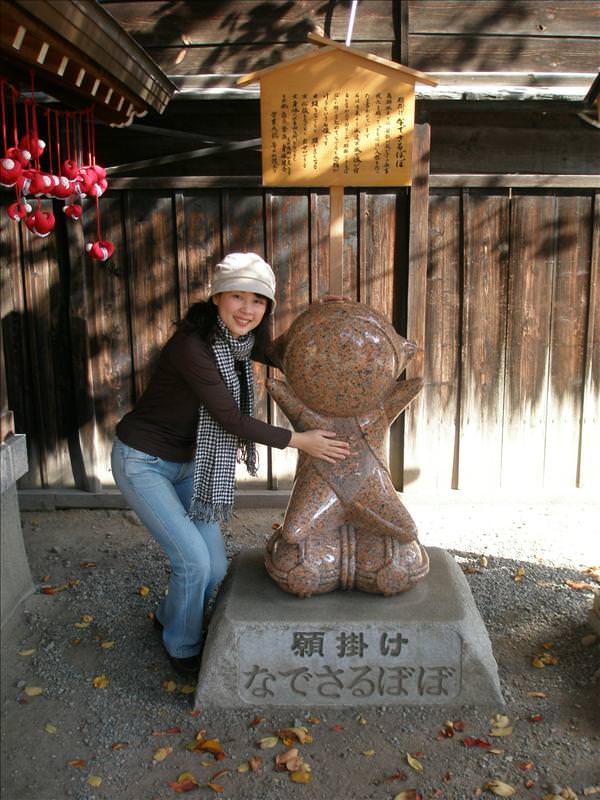 東瀛留學日記之又見合掌村高山古街(2008.11.5-6):丸子又來到這間佛寺，跟這裡的吉祥物「飛彈寶寶」照相
