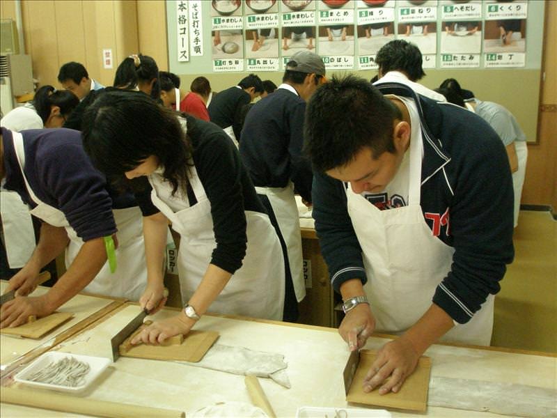 東瀛留學日記之馬籠宿(2008.11.1):開始動手了，將桿平的麵皮切成細麵條
