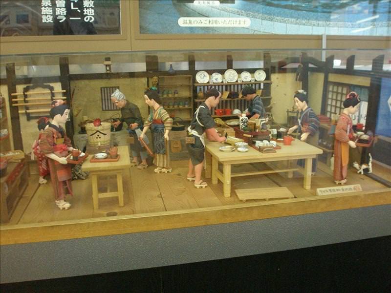 東瀛留學日記之馬籠宿(2008.11.1):男生們負責製作麵條，婦女們負責烹煮