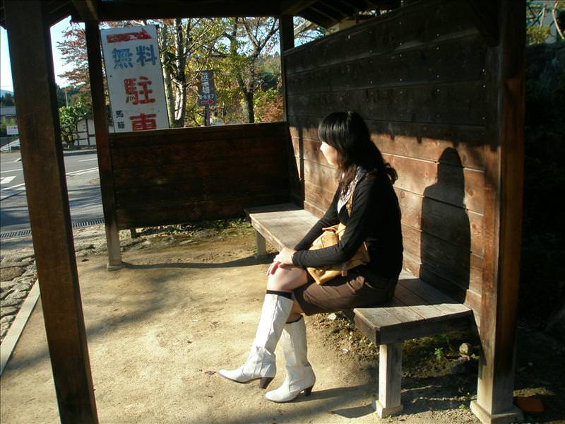 東瀛留學日記之馬籠宿(2008.11.1):走累了，在古色古香的公車站小憩。