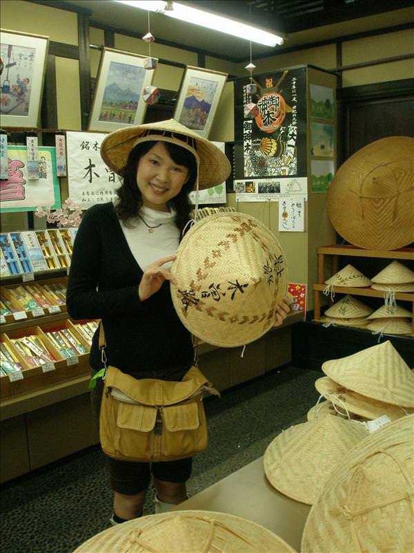 東瀛留學日記之馬籠宿(2008.11.1):吃飽飯後，等車的空檔，閒來無事逛個商店