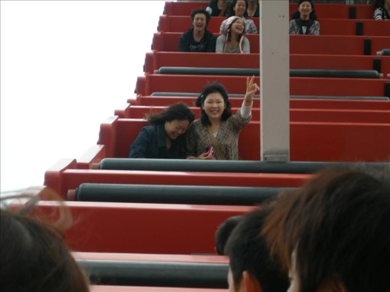 東瀛留學日記之長島樂園(2008.9.28):丸子很勉強地擺姿勢，隔壁的已經不行了