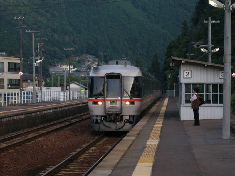東瀛留學日記之戀戀溫泉(2008.9.23-24):我們要搭的電車來了......