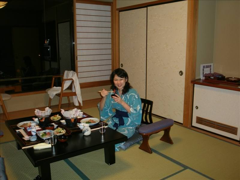 東瀛留學日記之戀戀溫泉(2008.9.23-24):泡湯完後，女將會送菜到房間裡。