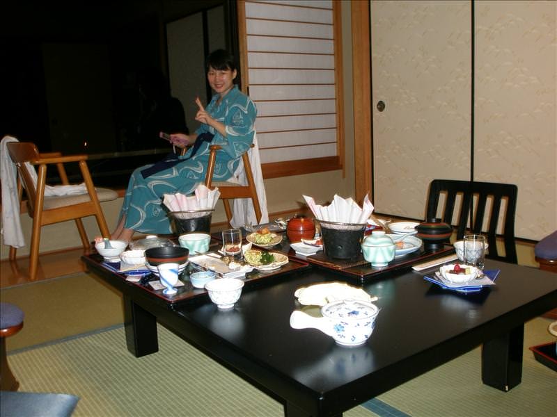 東瀛留學日記之戀戀溫泉(2008.9.23-24):吃撐後，躺在椅子上，拍張照吧