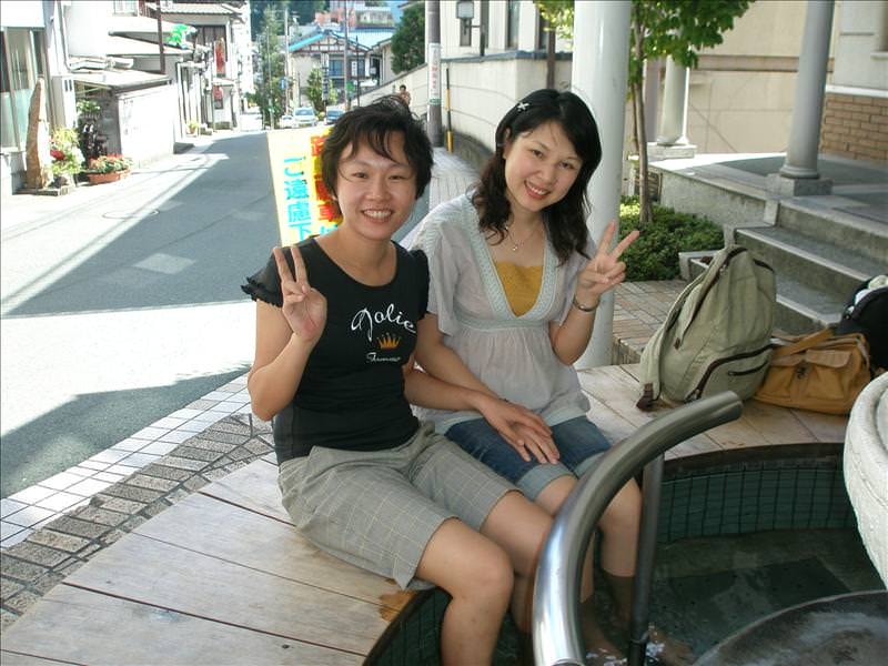 東瀛留學日記之戀戀溫泉(2008.9.23-24):回到溫泉區，因為到處是足湯區，所以愛泡的兩個人不會放過