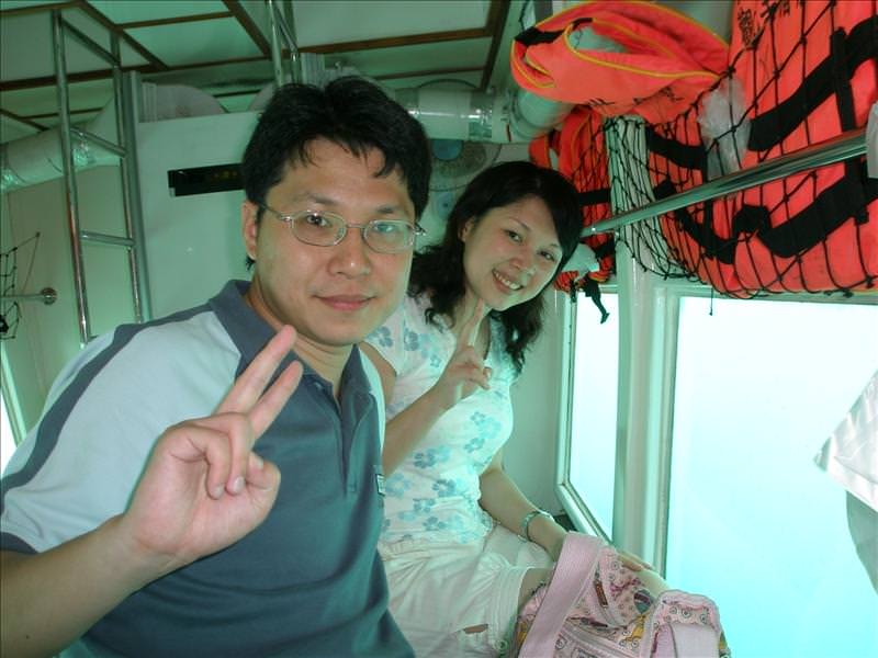 2008.8.13-14 又見墾丁天氣晴:在半潛艇裡，黃小寬拍完前一張又想入鏡。