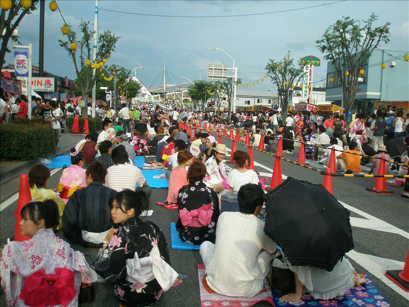 東瀛留學日記之瘋狂花火夜(2008.7.27):天還沒暗，日本人早早先來佔位子了。