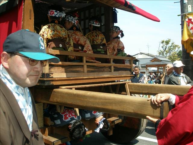 東瀛留學日記之犬山祭(2008.4.5):最底層是由壯丁拖著輪子讓厚重的轎輿前進。