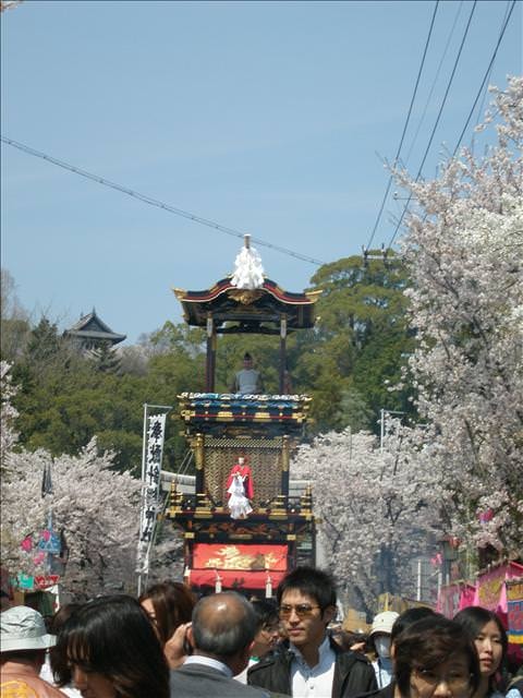 東瀛留學日記之犬山祭(2008.4.5):前方又有一台轎輿拖過來。