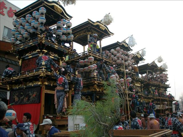 東瀛留學日記之犬山祭(2008.4.5):回到祭典廣場，各個轎輿開始掛上燈籠