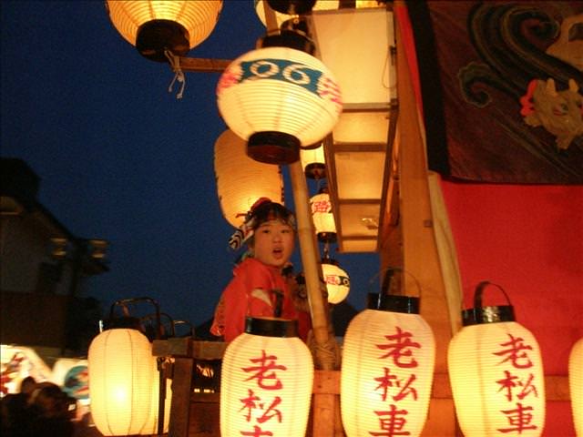 東瀛留學日記之犬山祭(2008.4.5):底下轎夫吆喝使勁地扛著轎子，小孩們也拼命地一邊唱一邊敲鑼打...