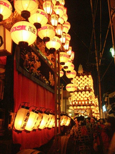 東瀛留學日記之犬山祭(2008.4.5):轎子排成一列，每個轎子後面都有觀眾隨行
