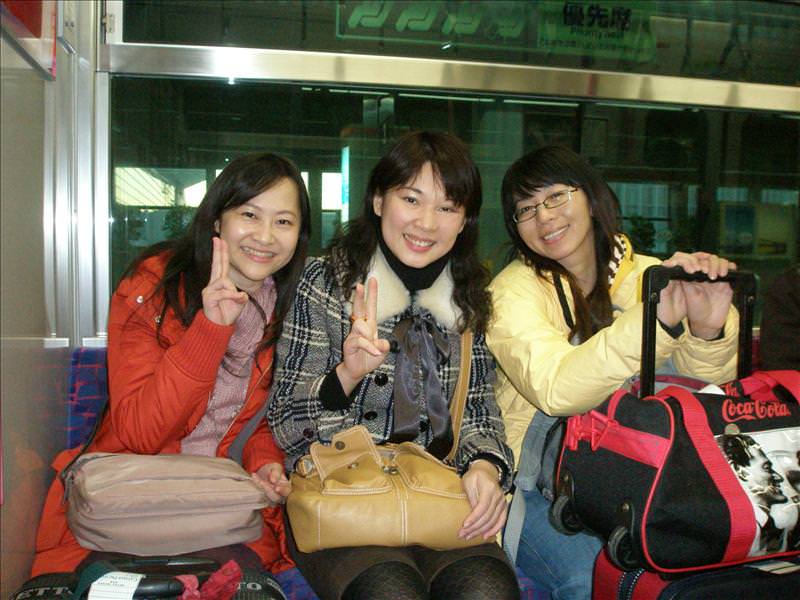 東瀛留學日記之童話世界篇(2008.1):在店車內留影（請日本人拍的）