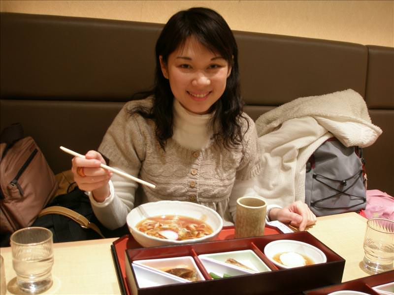 東瀛留學日記之童話世界篇(2008.1):吃飯前的微笑（有點假）^_^