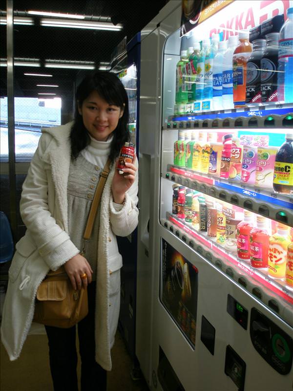 東瀛留學日記之童話世界篇(2008.1):因為有三個小時的車程，所以上車前買個咖啡