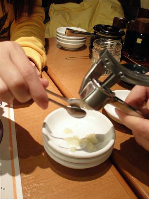 東瀛留學日記之童話世界篇(2008.1):表演如何製作大蒜泥