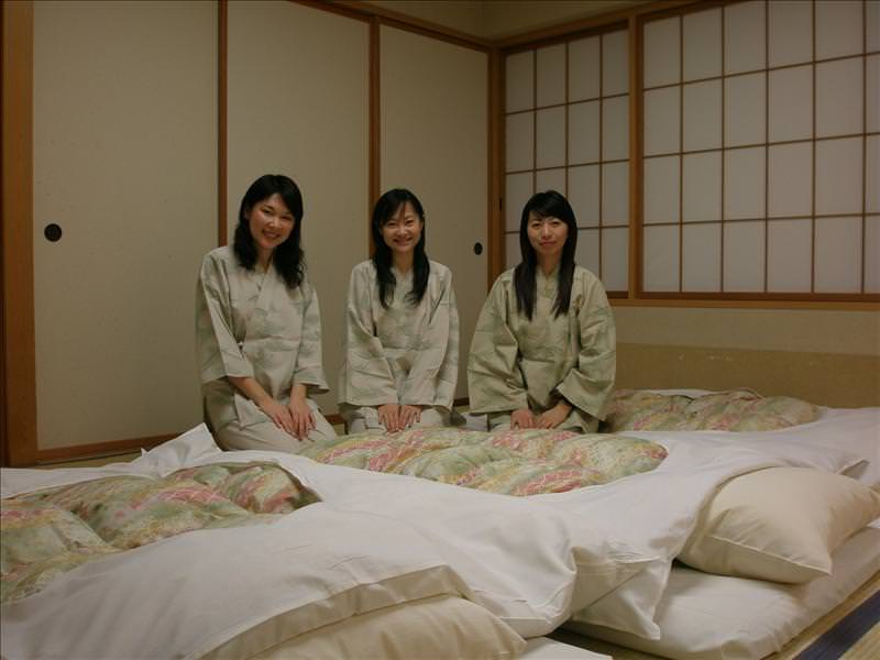 東瀛留學日記之童話世界篇(2008.1):三人坐的很正，感覺很像是按摩小姐