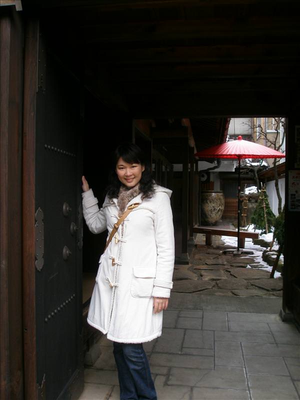 東瀛留學日記之童話世界篇(2008.1):在人家門口偷拍，背後是很典型的日式庭園