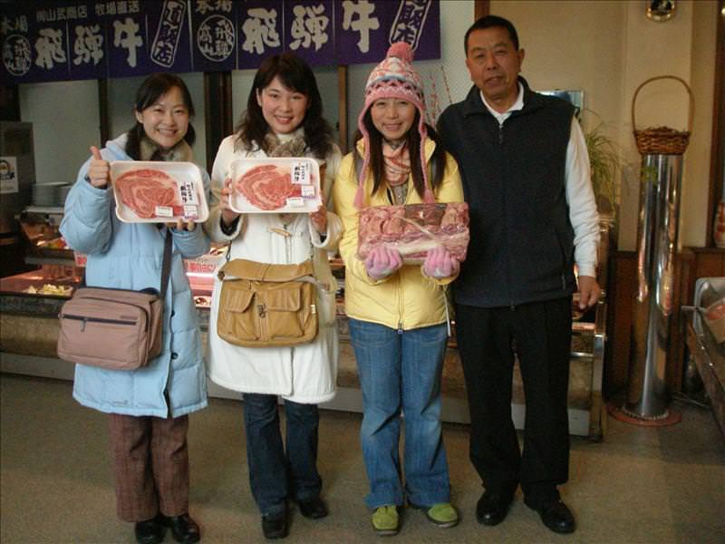 東瀛留學日記之童話世界篇(2008.1):跟老闆拍一張，飛騨牛真的很好吃