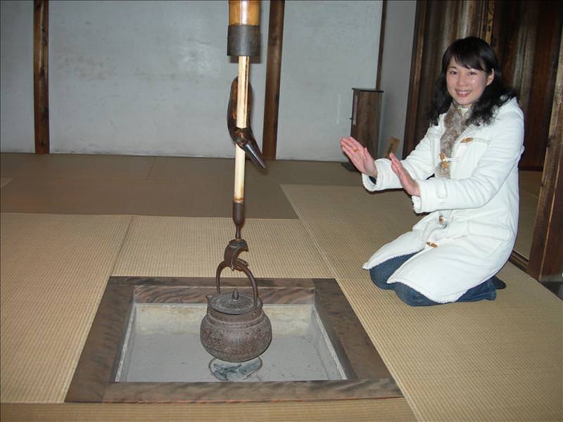 東瀛留學日記之童話世界篇(2008.1):這是日本傳統的暖爐，可以燒開水，烤東西吃