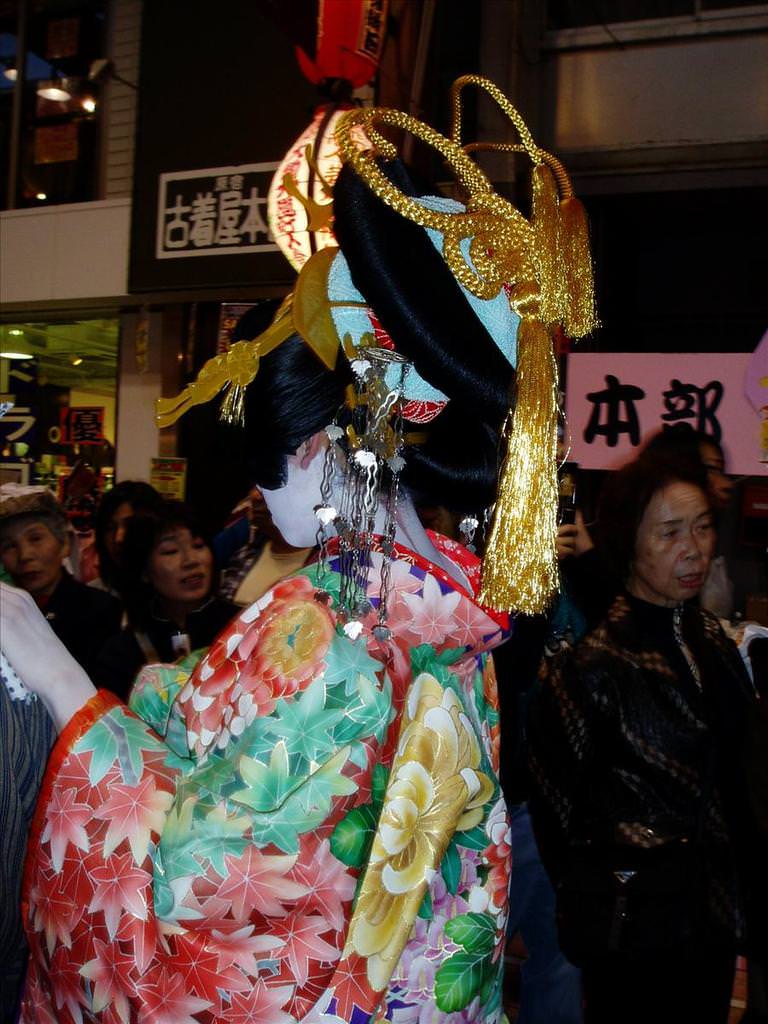 東瀛留學日記之節日篇:請看她們的頭釋。.....好重的感覺....