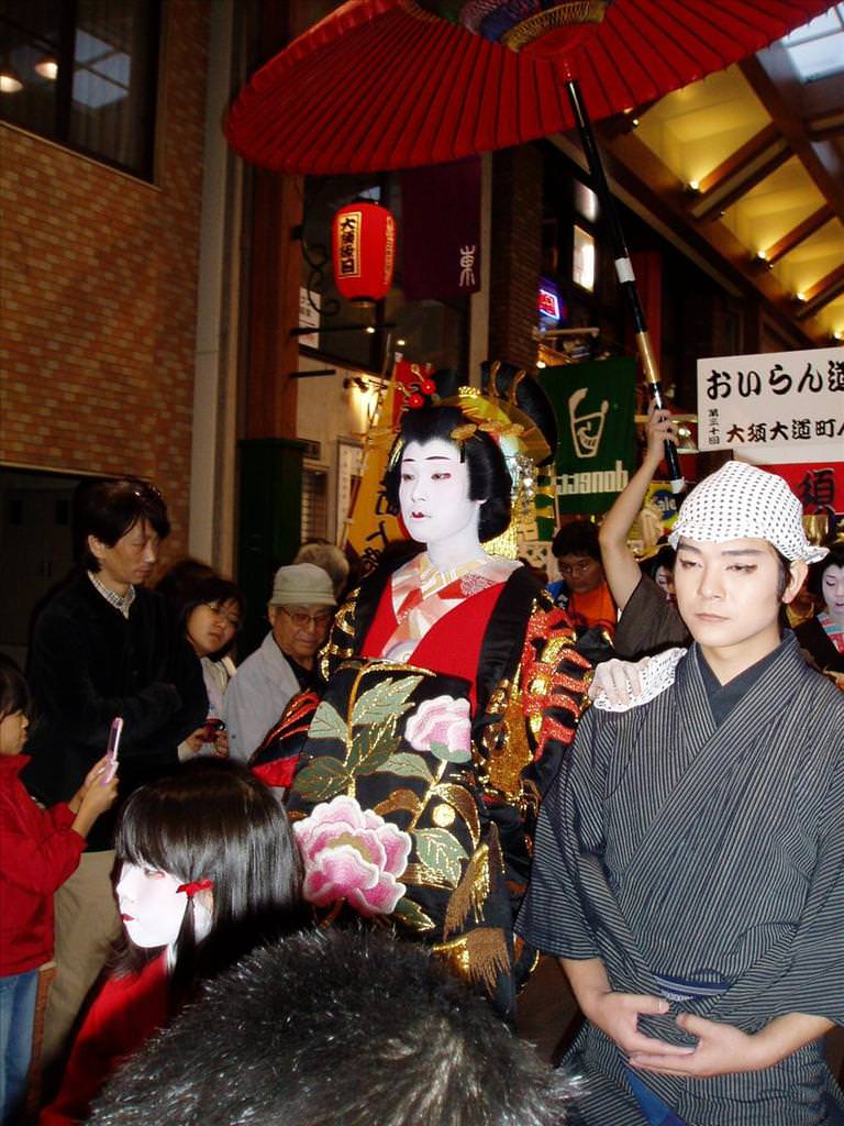 東瀛留學日記之節日篇:前後簇擁的藝伎
