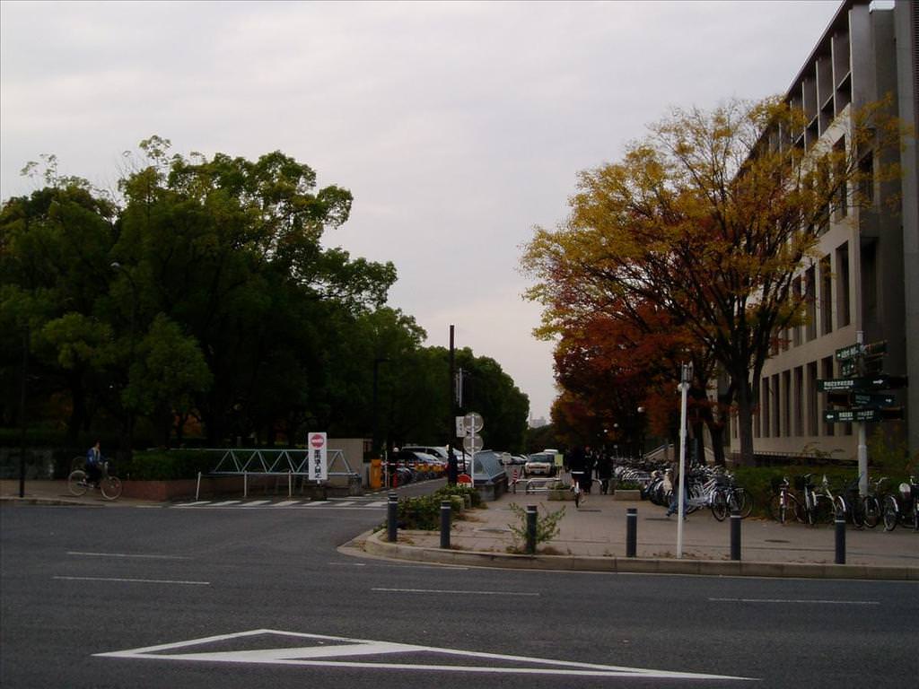 東瀛留學日記之校園篇:校園入口（正逢紅葉季節）