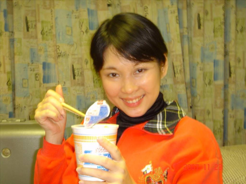 東瀛留學日記之居家篇:宿舍房間裡吃泡麵