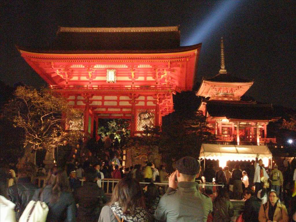 東瀛留學日記之吃喝玩樂篇(2007.11):晚上的清水寺有美麗夜燈營造下，另一番感覺