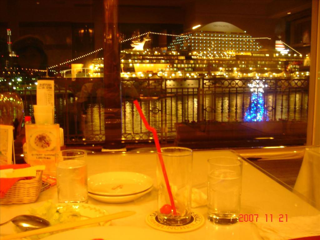 東瀛留學日記之吃喝玩樂篇(2007.11):今晚在看得到神戶港夜景的餐廳用餐