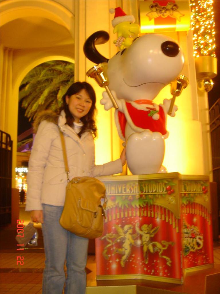 東瀛留學日記之吃喝玩樂篇(2007.11):離開大門口時，大家搶著拍史奴比